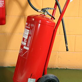 CARRO EXTINTOR POLVO ABC 25-50K.